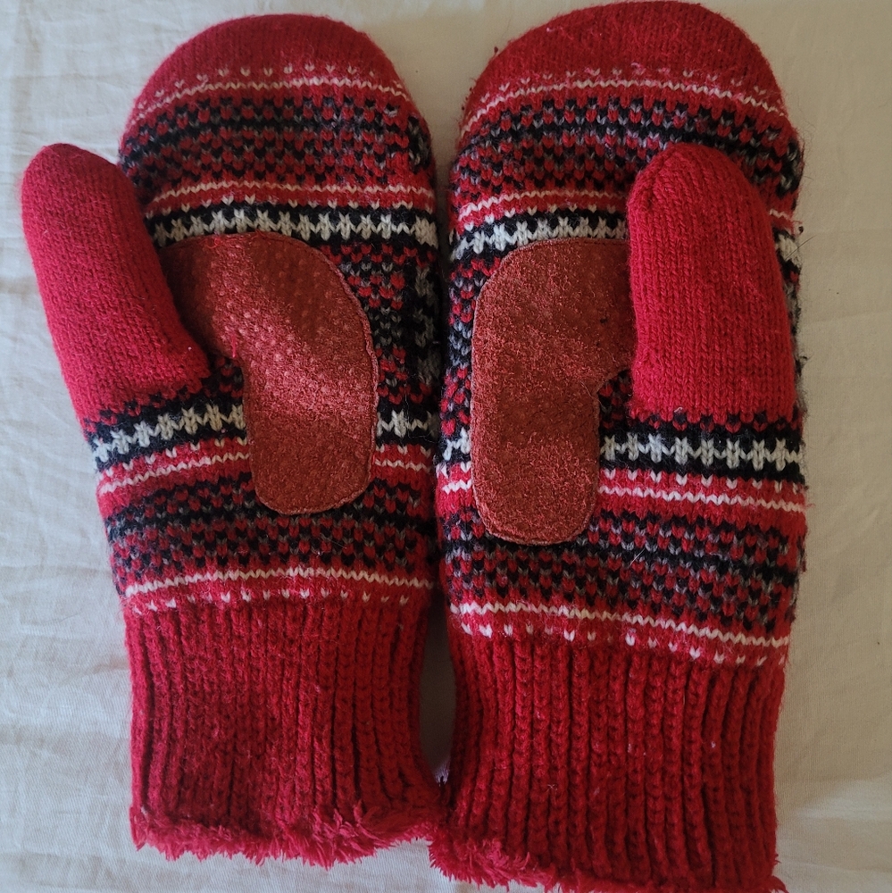 Isotoner Red and Black Knit Mittens